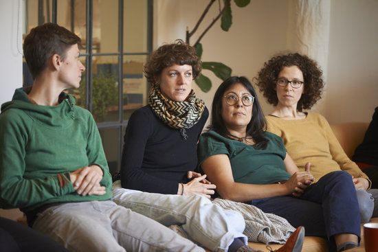 Vier Mitarbeiterinnen in einem Plenum des Konzeptwerks