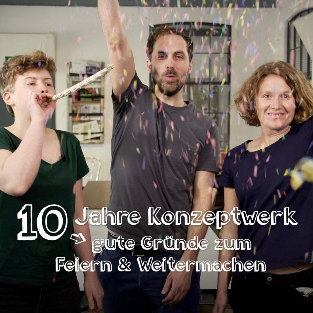 Drei Menschen jubeln und werfen Konfetti. Darunter steht in "10 Jahre Konzeptwerk, 10 gute Gründe zum Feiern & Weitermachen"