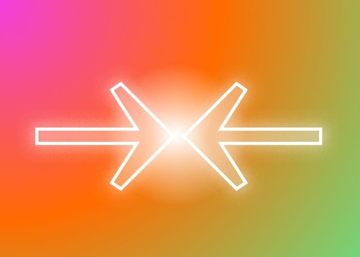 Auf pink orange und grünen Verlauf sind zwei Pfeile mit ihren Spitzen aufeinandergerichtet und einem hellen Licht