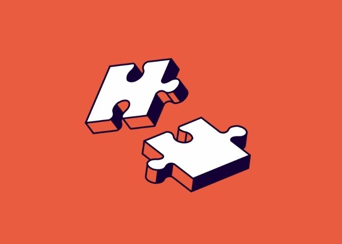 Zwei Puzzleteile auf orangenem Hintergrund