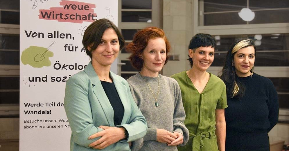 Janina Henkes, Teresa Bücker, Charlotte Hitzfelder und Parwaneh Mirassan stehen nebeneinander vor dem Banner des Konzeptwerks