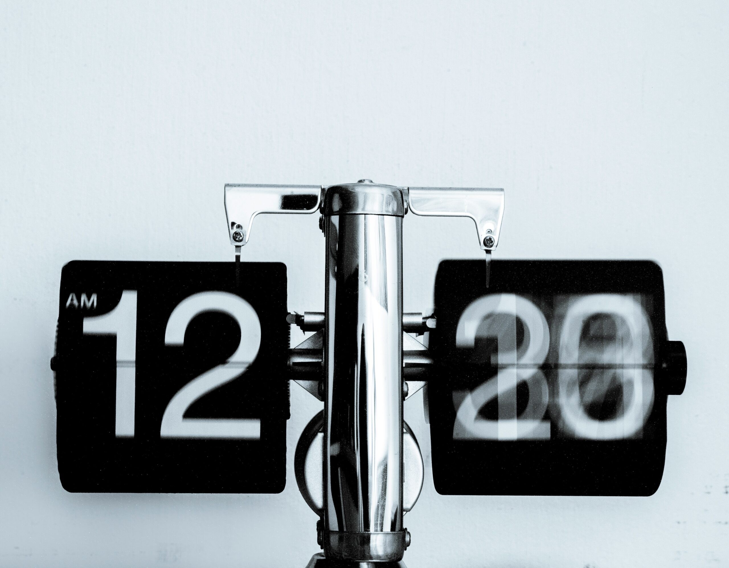 Eine altmodische mechanische Uhr, die gerade umklappt auf eine neue Zeit