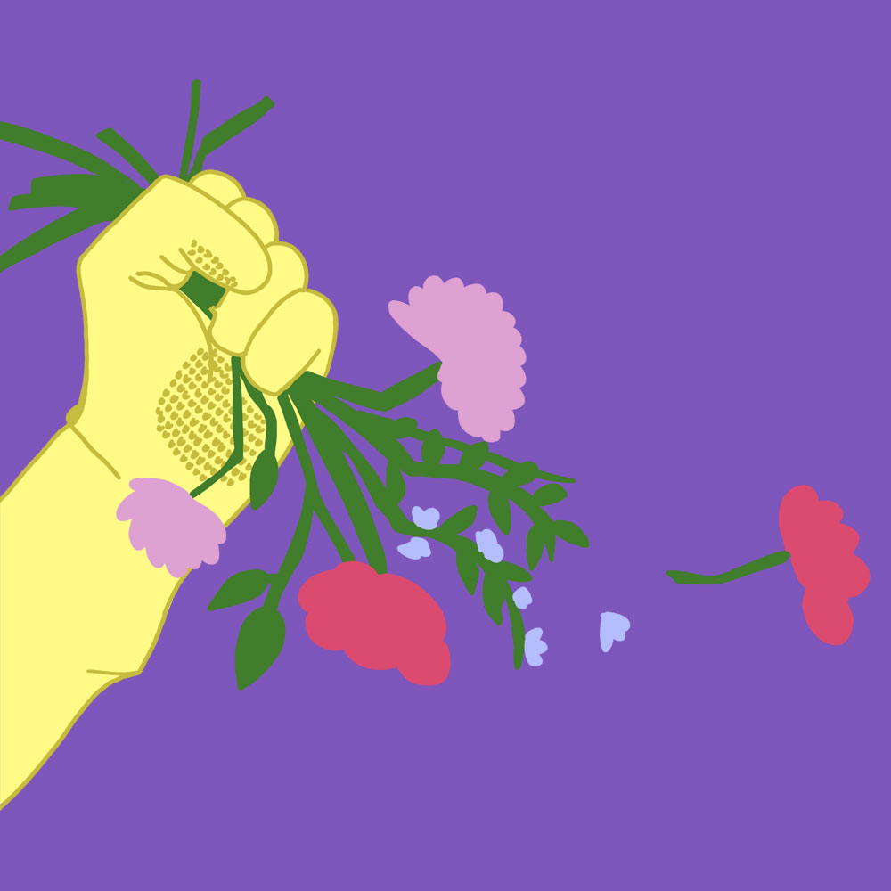 Hand mit gelbem Putzhandschuh zerdrückt einen Blumenstrauß