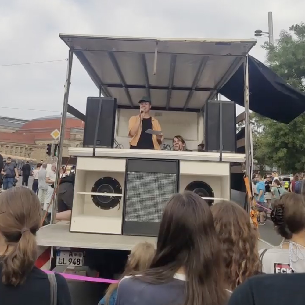 Lu auf dem Lautsprecherwagen bei der Demonstration