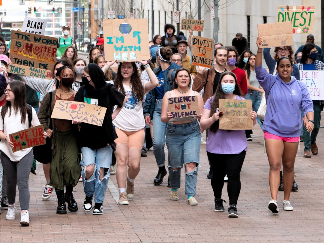 Protestierende Menschen mit Schildern