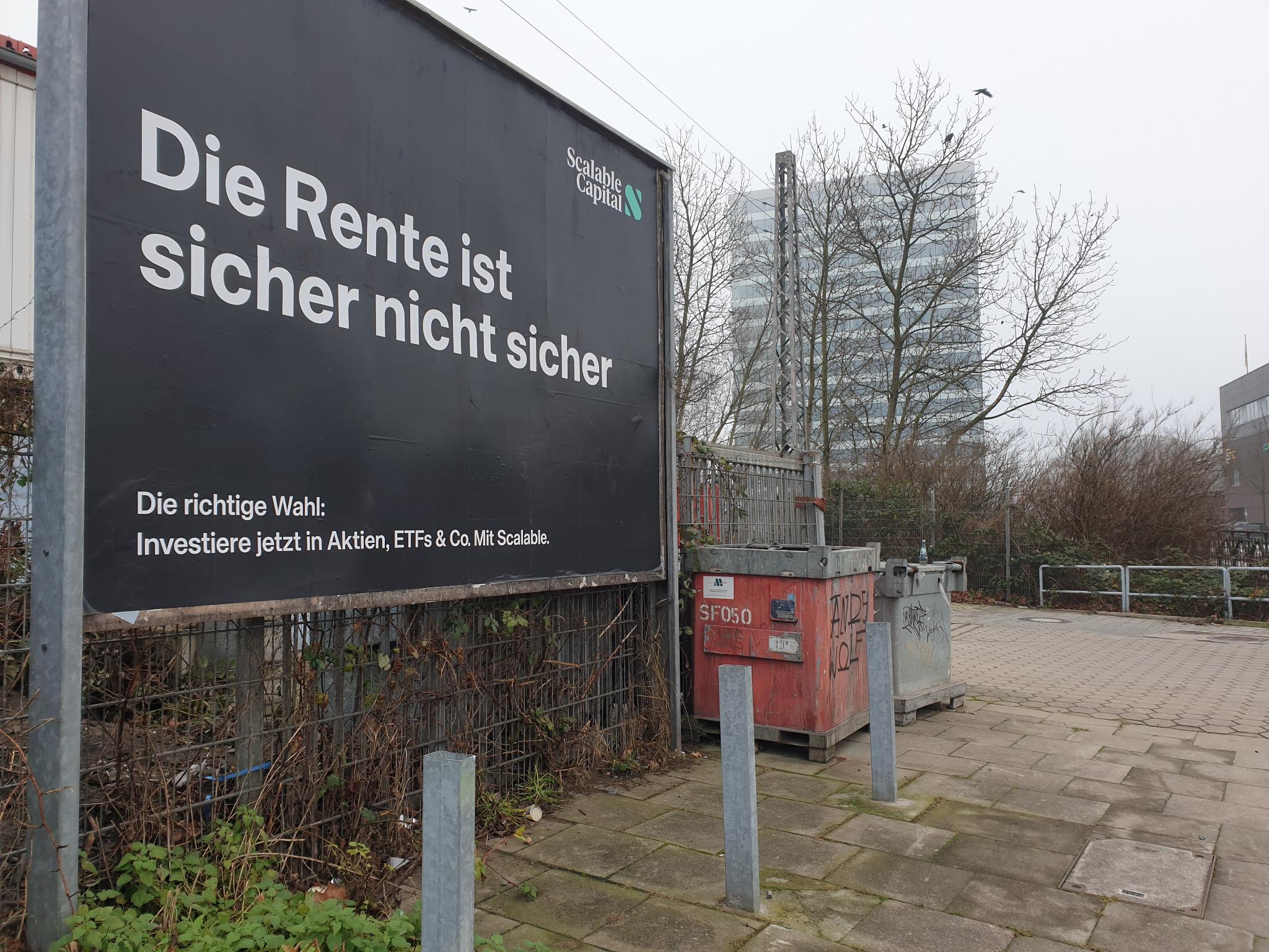 Großes Plakat am Wegrand, auf dem steht: Die Rente ist sicher nicht sicher