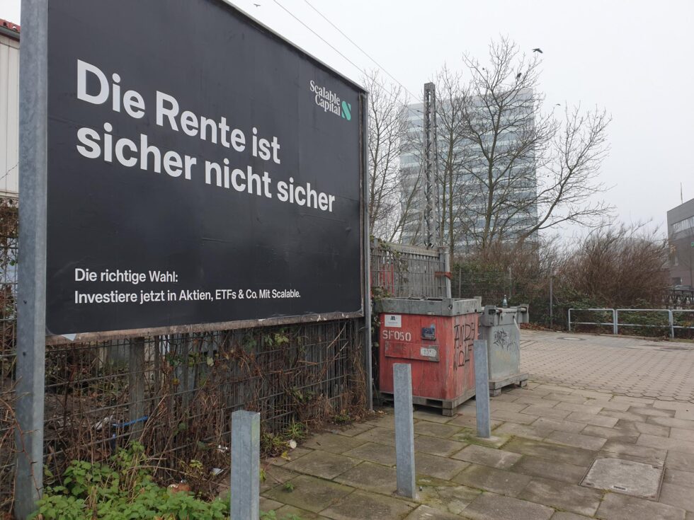 Ein großes Werbeplakat mit der Aufschrift "Die Rente ist sicher nicht sicher"