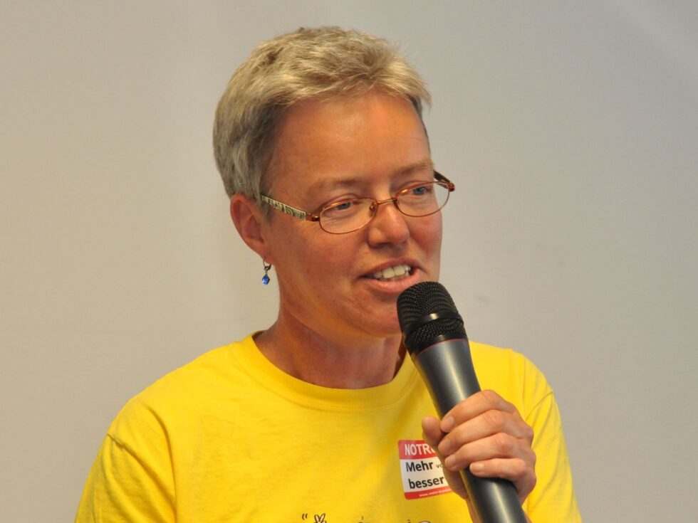 Foto von Silva Habekost mit Mikrofon in der Hand