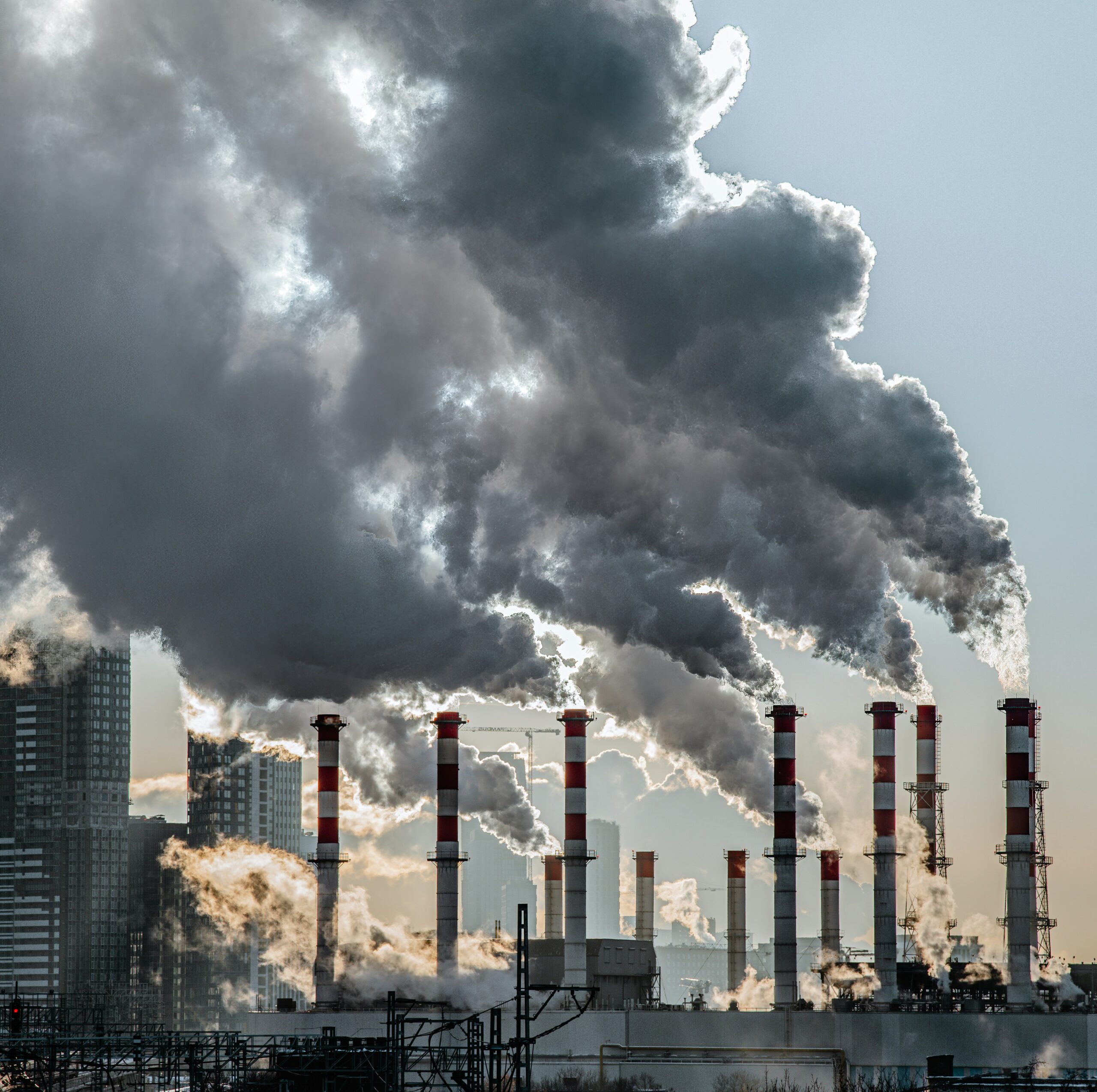 Ein Industriegebiet mit mehreren qualmenden Schornsteine