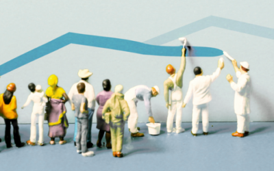 Miniaturfiguren stehen vor einer blauen Wand und malen mit Farbe