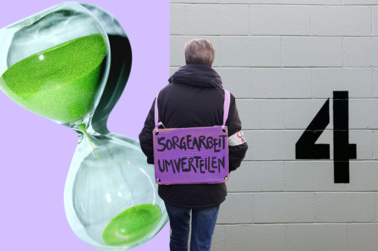 Eine Person mit dem Schild "Sorgearbeit umverteilen" vor einer Wand mit einer 4 darauf neben einer Sanduhr