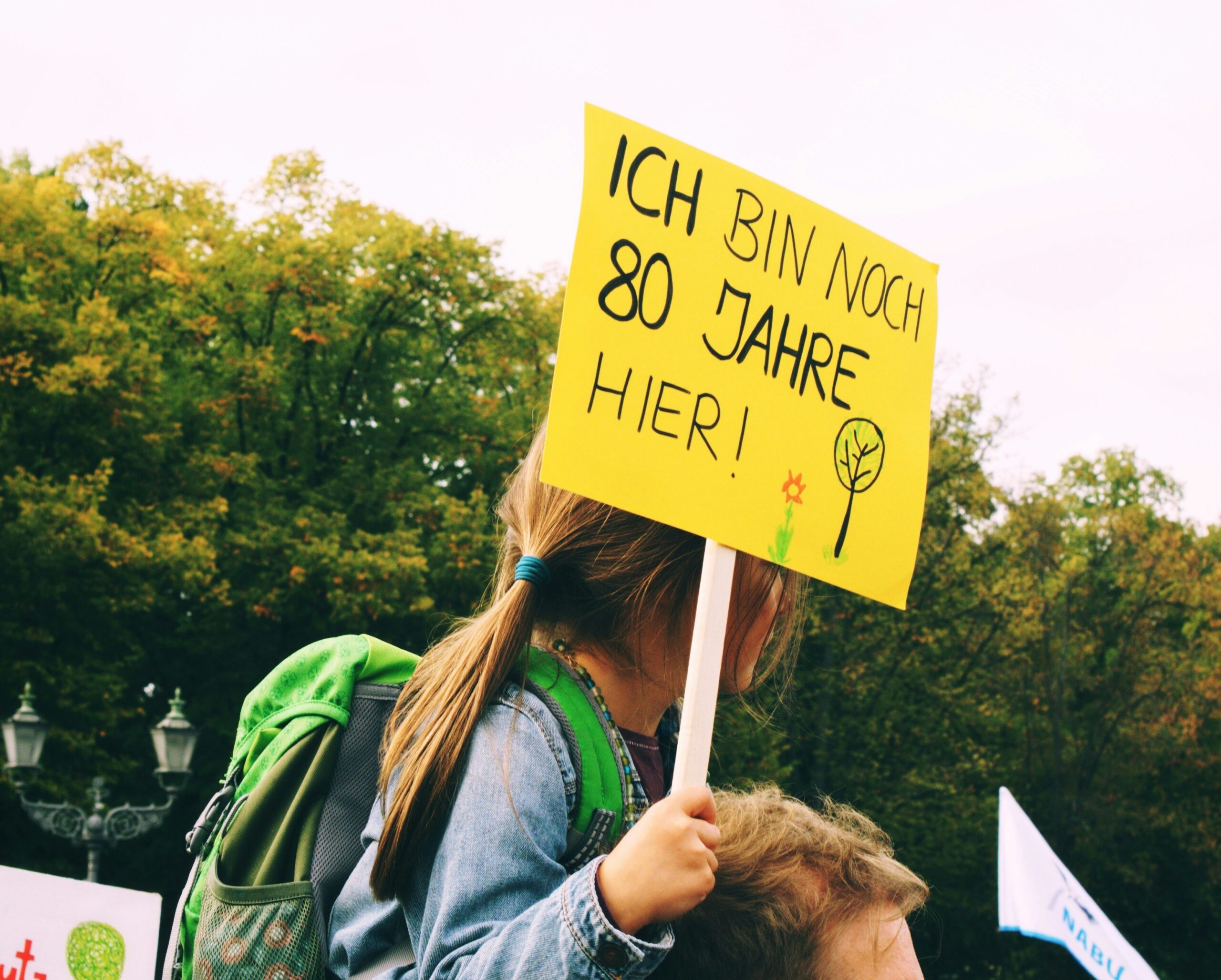 Ein Kind auf einer Klimademo mit dem Schild: "Ich bin noch 80 Jahre hier"