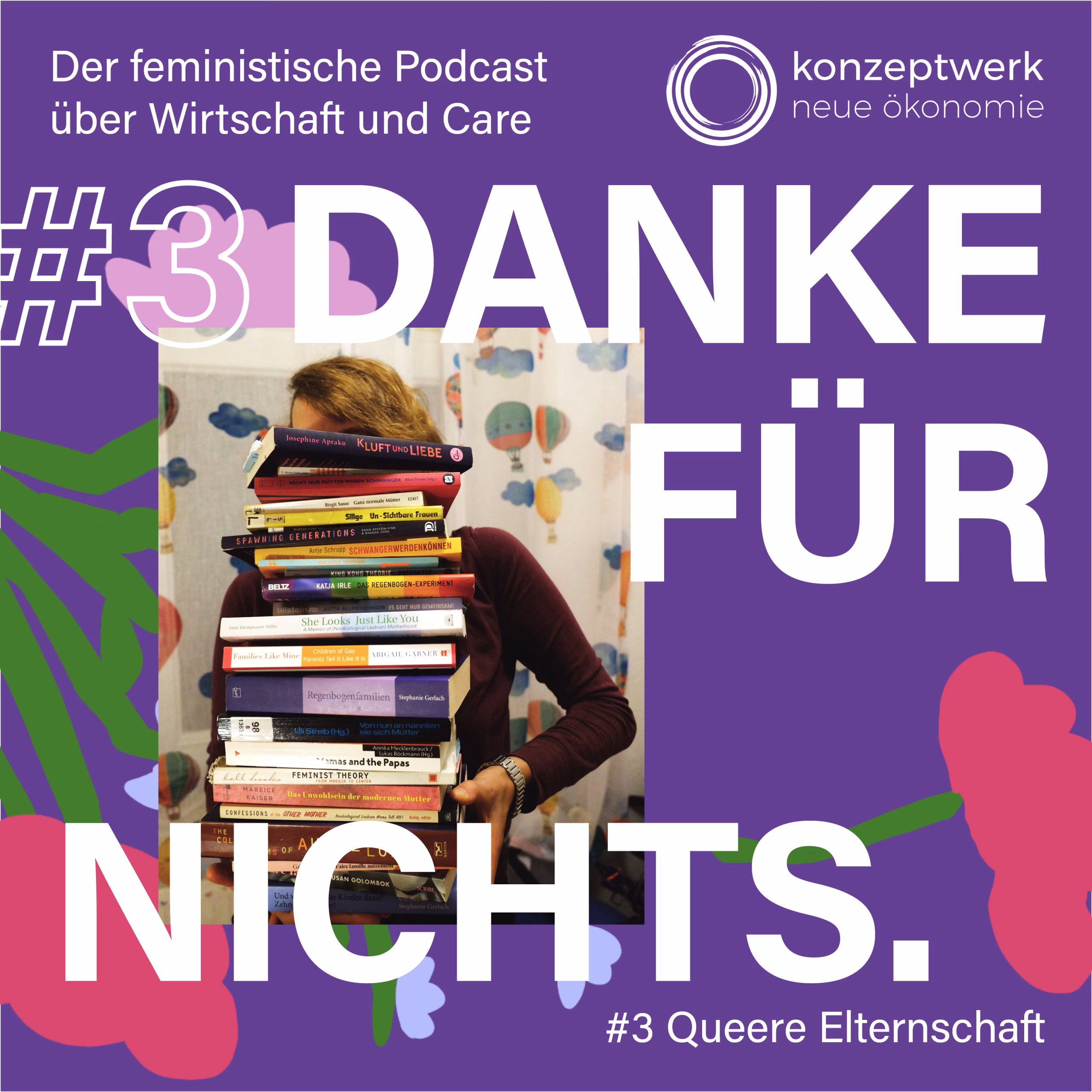 Person mit vielen Büchern in der Hand, die das Gesicht verdecken