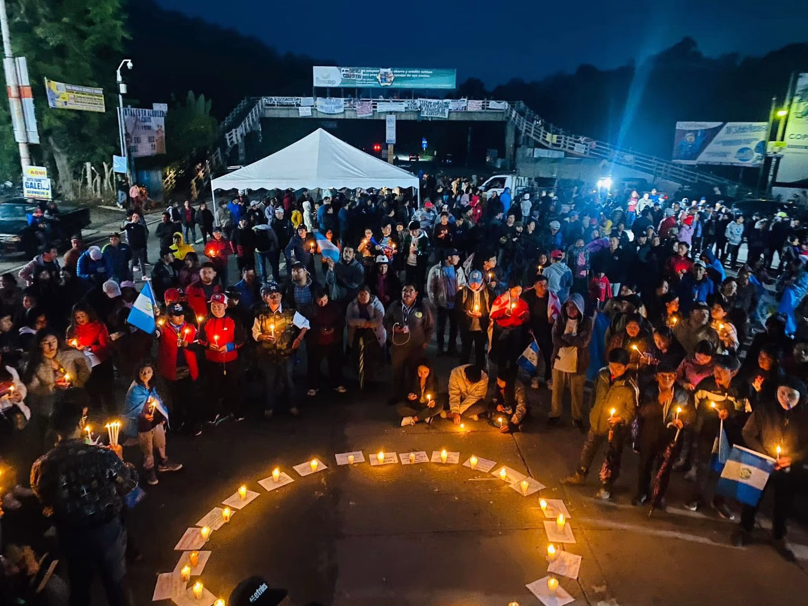 Viele Menschen stehen mit Kerzen bei einer Demonstration